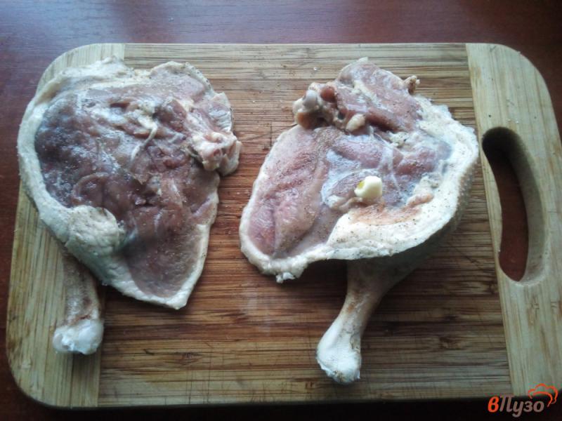Фото приготовление рецепта: Утиные голени с картофелем в духовке шаг №4