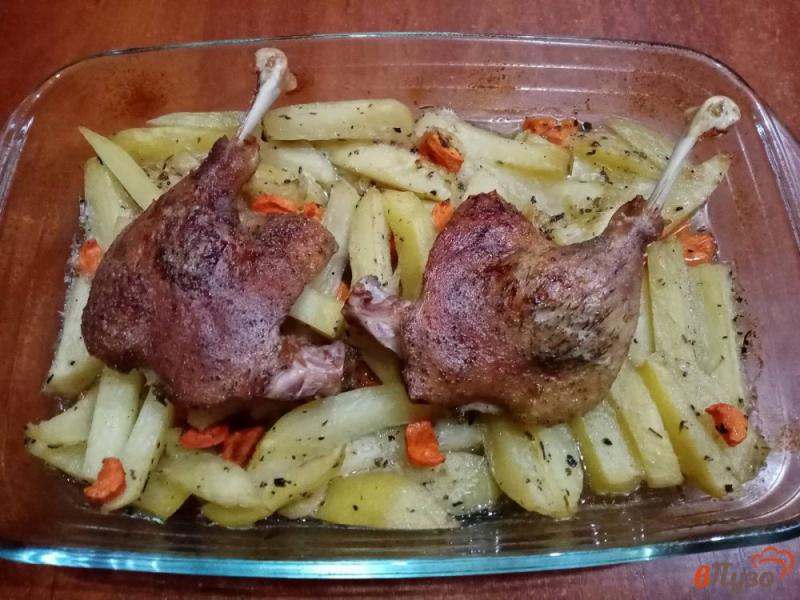 Фото приготовление рецепта: Утиные голени с картофелем в духовке шаг №6