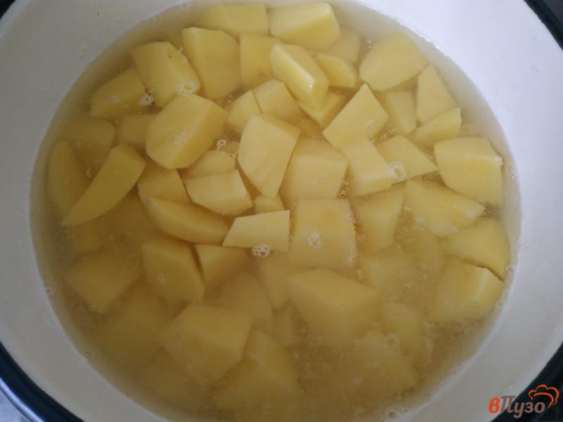Фото приготовление рецепта: Тушёный картофель с копченым куриным мясом шаг №1