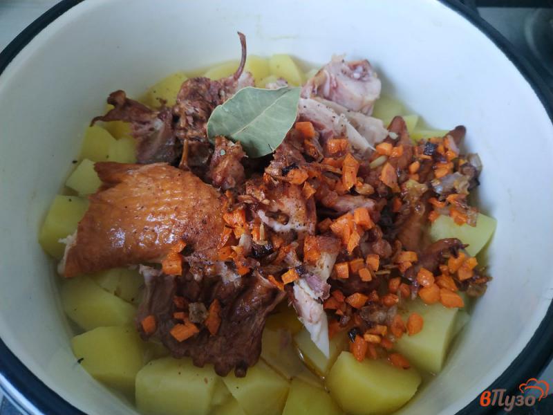 Фото приготовление рецепта: Тушёный картофель с копченым куриным мясом шаг №5