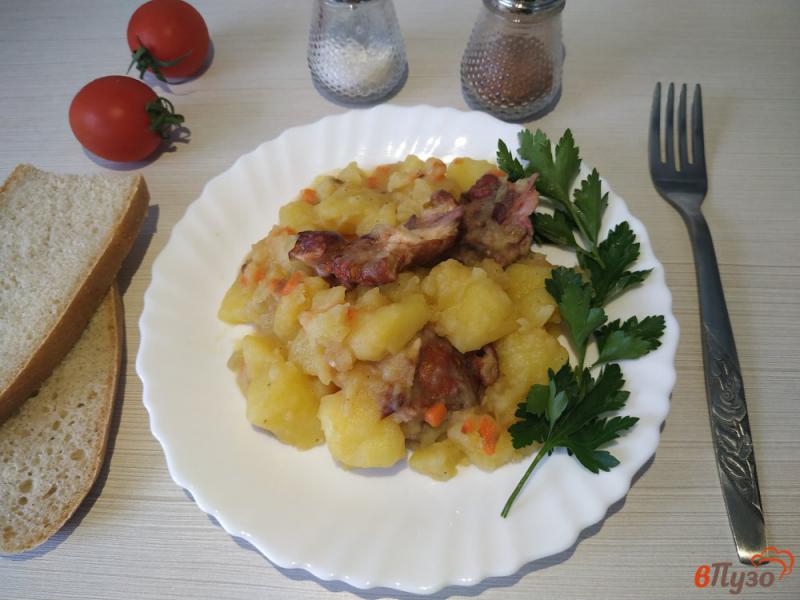 Фото приготовление рецепта: Тушёный картофель с копченым куриным мясом шаг №6