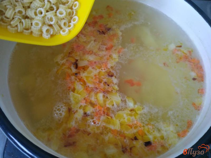 Фото приготовление рецепта: Суп с макаронами и копчеными куриными крылышками шаг №5