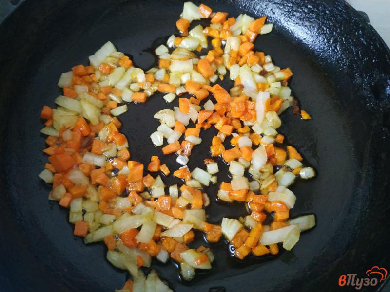 Фото приготовление рецепта: Суп с макаронами и копчеными куриными крылышками шаг №3