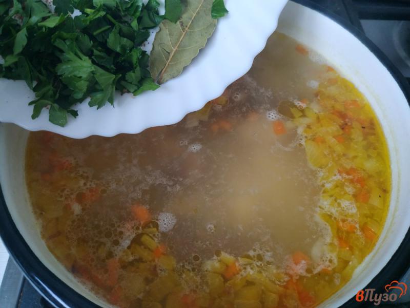 Фото приготовление рецепта: Суп с макаронами и копчеными куриными крылышками шаг №7