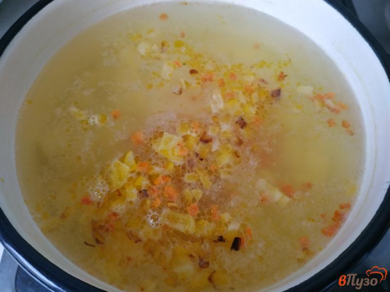 Фото приготовление рецепта: Суп с макаронами и копчеными куриными крылышками шаг №4