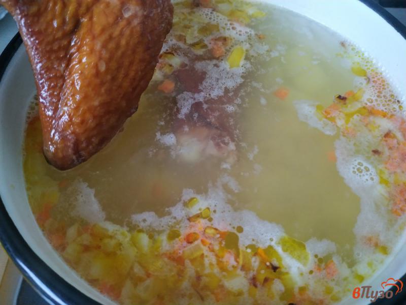 Фото приготовление рецепта: Суп с макаронами и копчеными куриными крылышками шаг №6