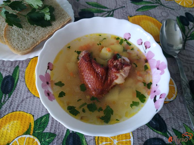 Фото приготовление рецепта: Суп с макаронами и копчеными куриными крылышками шаг №9