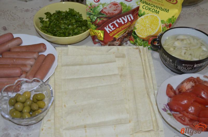 Фото приготовление рецепта: Сосиска в лаваше с зеленью и оливками шаг №1