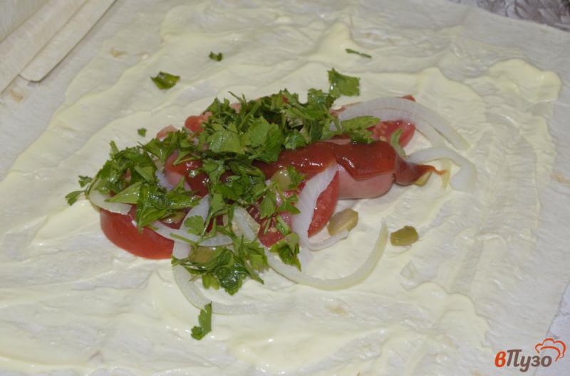 Фото приготовление рецепта: Сосиска в лаваше с зеленью и оливками шаг №4