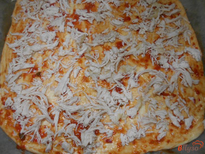 Фото приготовление рецепта: Пицца с курицей и помидорами черри шаг №6