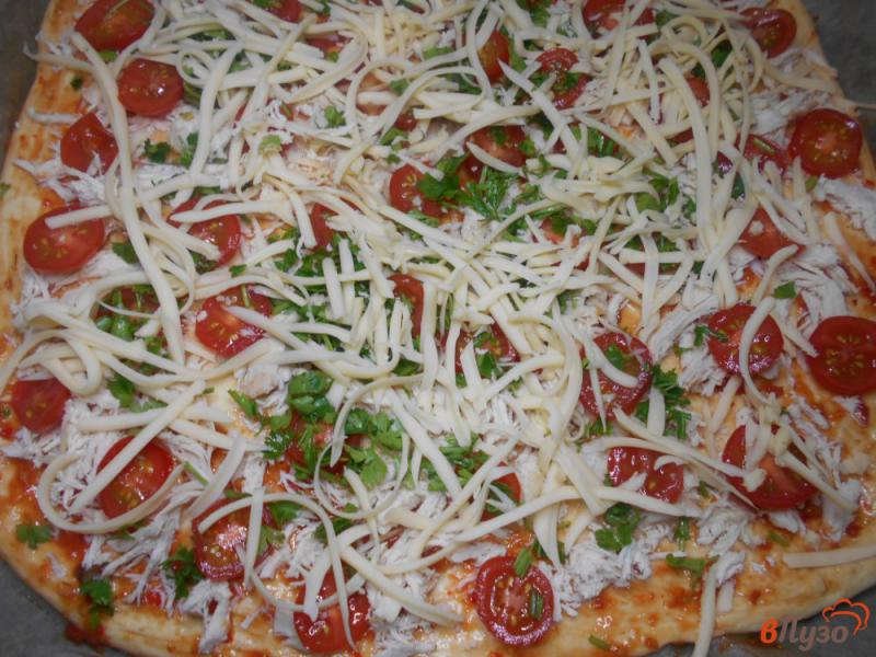 Фото приготовление рецепта: Пицца с курицей и помидорами черри шаг №8