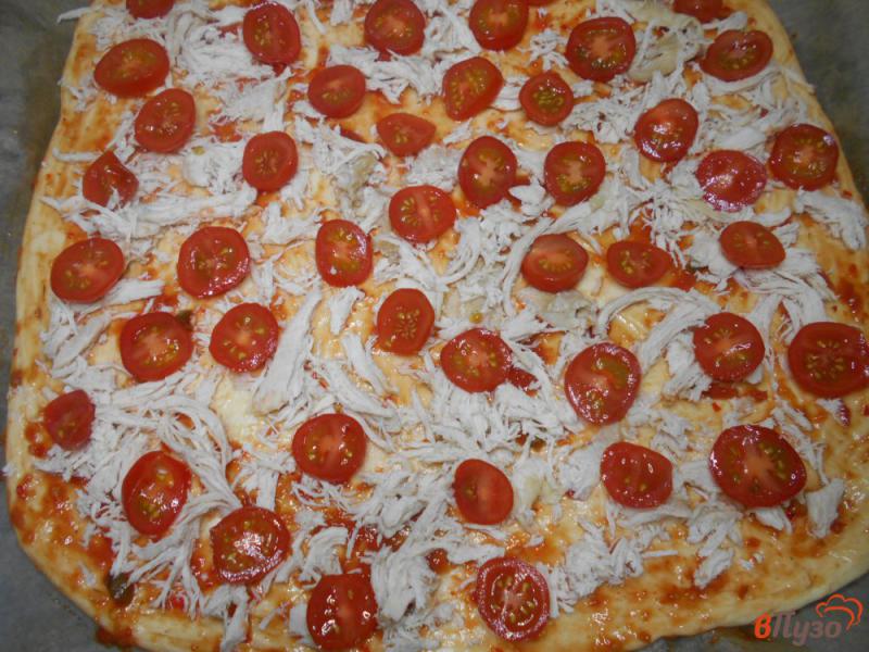 Фото приготовление рецепта: Пицца с курицей и помидорами черри шаг №7