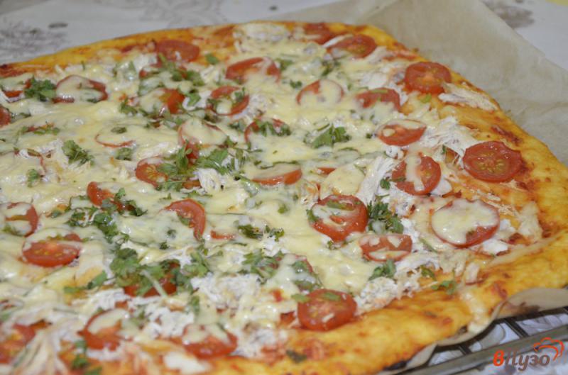 Фото приготовление рецепта: Пицца с курицей и помидорами черри шаг №9