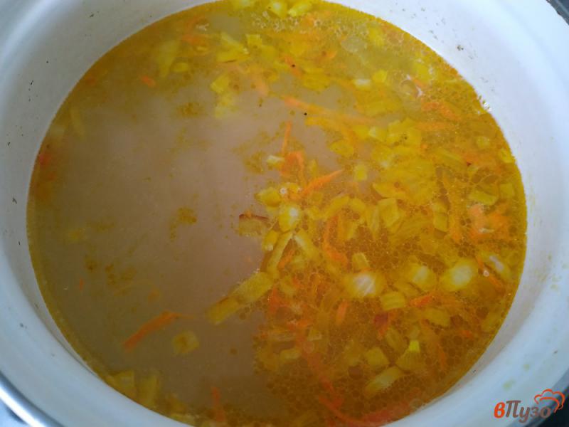 Фото приготовление рецепта: Суп с манной крупой и сухариками шаг №4