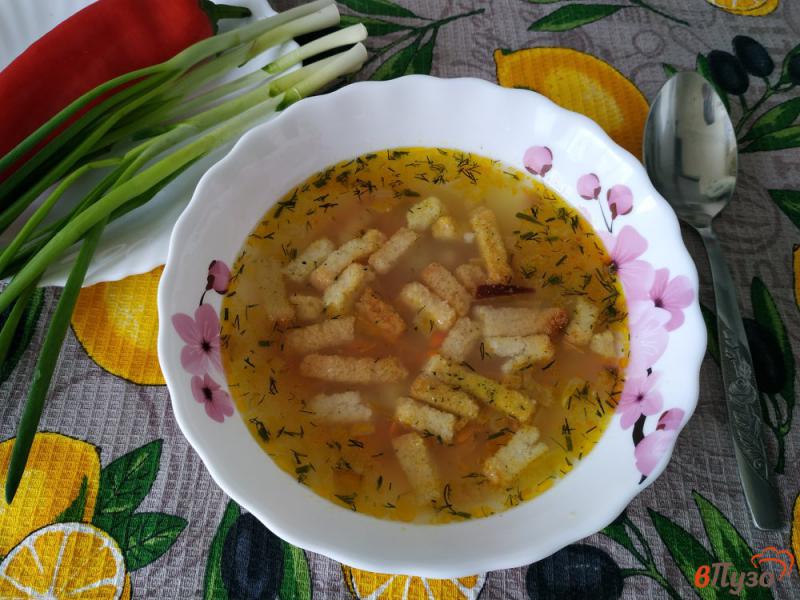 Фото приготовление рецепта: Суп с манной крупой и сухариками шаг №7