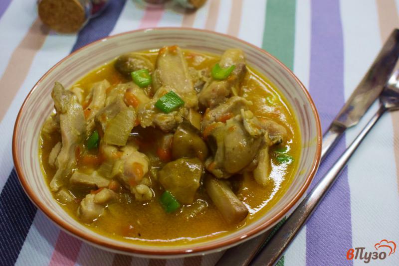 Фото приготовление рецепта: Курица с шампиньонами в соусе шаг №6