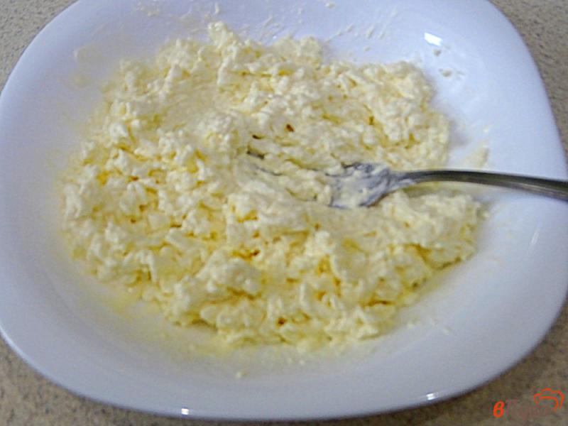Фото приготовление рецепта: Баклажановые рулетики с плавленым сыром и соусом песто шаг №4