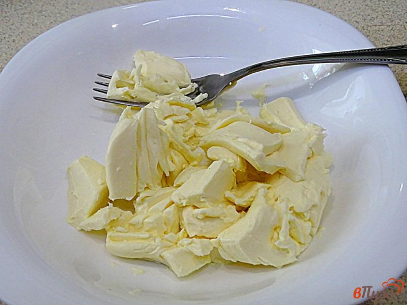 Фото приготовление рецепта: Баклажановые рулетики с плавленым сыром и соусом песто шаг №3