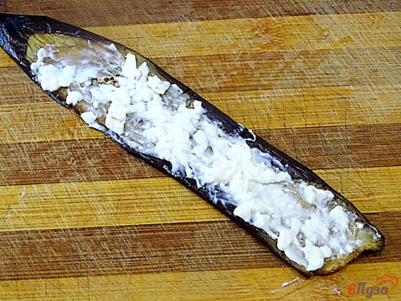 Фото приготовление рецепта: Баклажановые рулетики с плавленым сыром и соусом песто шаг №5