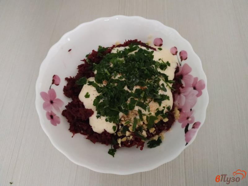 Фото приготовление рецепта: Салат со свеклы чеснока и майонеза шаг №5