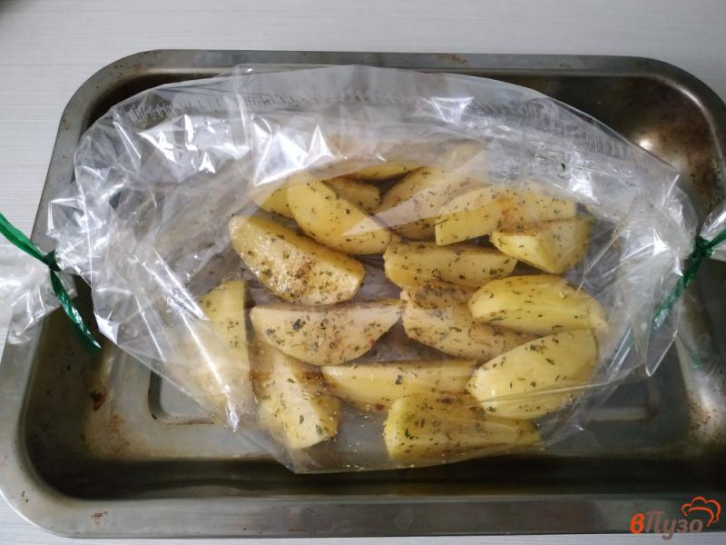 Фото приготовление рецепта: Запечённый картофель в рукаве шаг №5