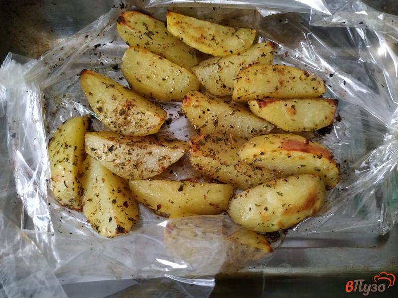 Фото приготовление рецепта: Запечённый картофель в рукаве шаг №6