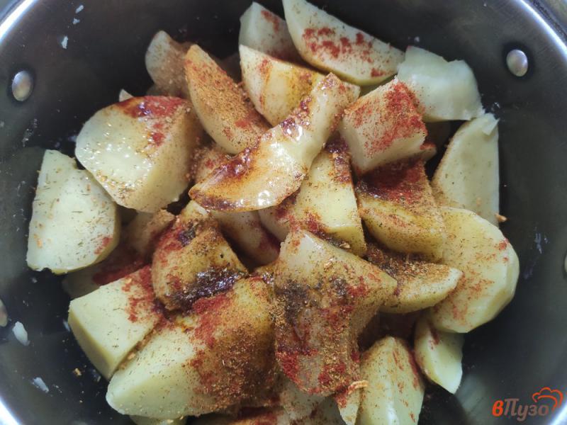 Фото приготовление рецепта: Скумбрия запечённая с картофелем шаг №3