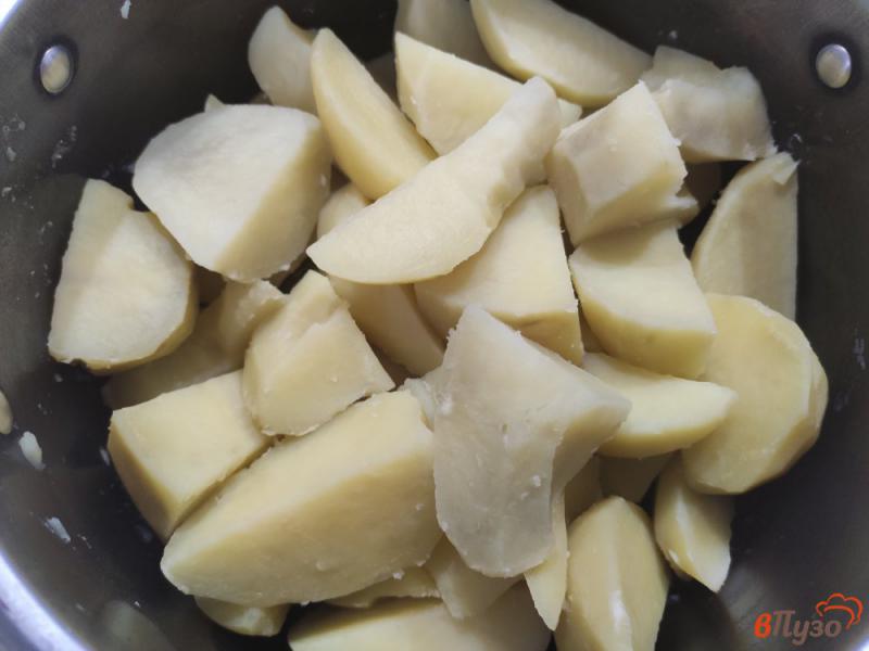 Фото приготовление рецепта: Скумбрия запечённая с картофелем шаг №2