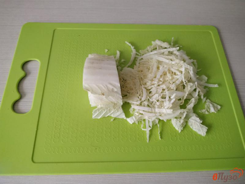 Фото приготовление рецепта: Салат с пекинской капустой и гренками шаг №1