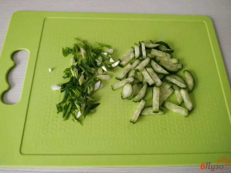 Фото приготовление рецепта: Салат с пекинской капустой и гренками шаг №2