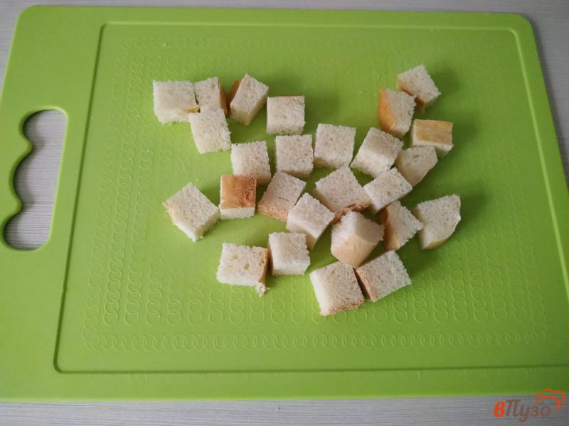 Фото приготовление рецепта: Салат с пекинской капустой и гренками шаг №4