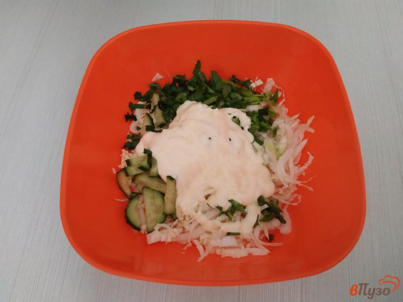 Фото приготовление рецепта: Салат с пекинской капустой и гренками шаг №7