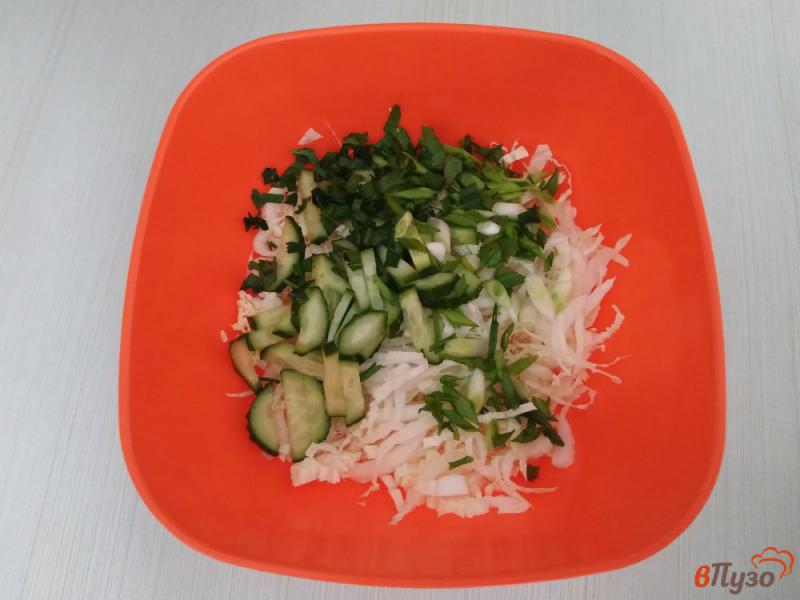 Фото приготовление рецепта: Салат с пекинской капустой и гренками шаг №6