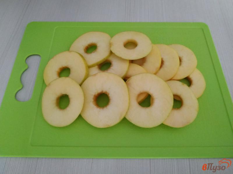 Фото приготовление рецепта: Яблоки в ванильном кляре шаг №2
