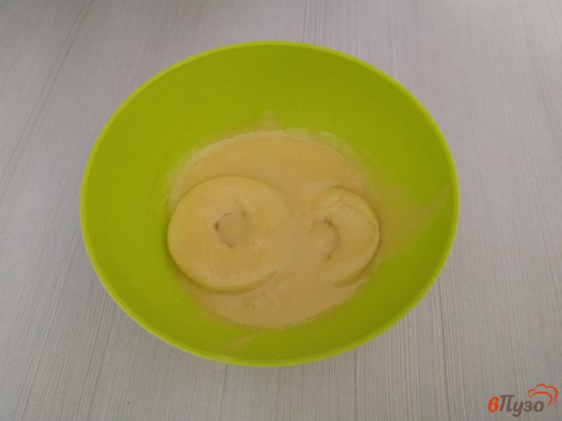 Фото приготовление рецепта: Яблоки в ванильном кляре шаг №7