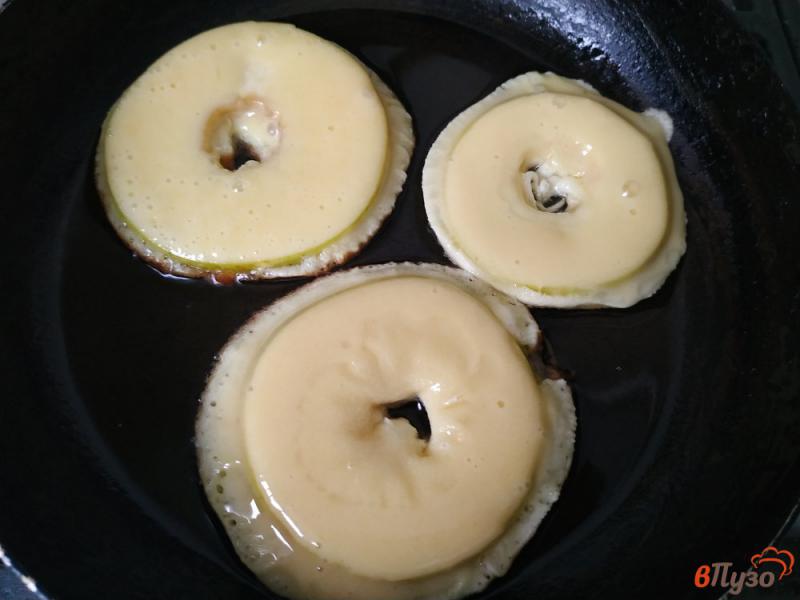 Фото приготовление рецепта: Яблоки в ванильном кляре шаг №8