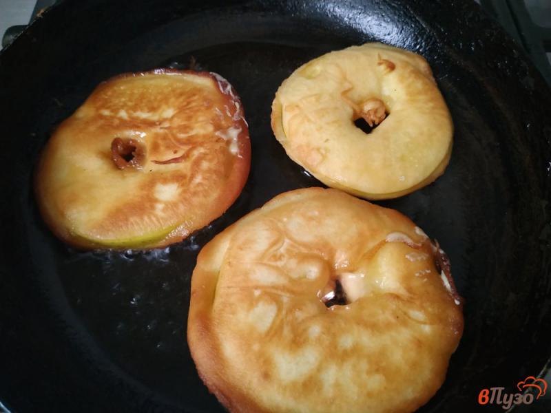 Фото приготовление рецепта: Яблоки в ванильном кляре шаг №9