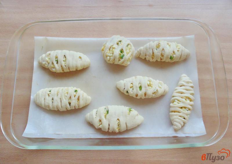 Фото приготовление рецепта: Пирожки с рисом, яйцом и зеленым луком шаг №6