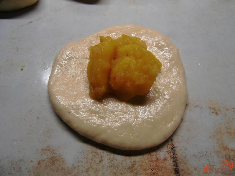 Фото приготовление рецепта: Пирожки духовые с яблоками шаг №7