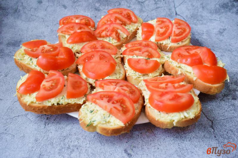 Фото приготовление рецепта: Сырные бутерброды с помидорами шаг №5