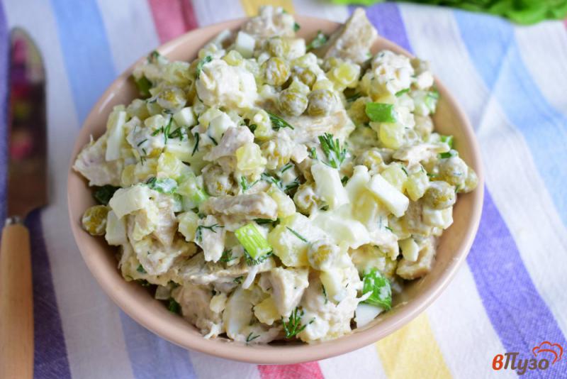 Фото приготовление рецепта: Салат с солеными грибами, курицей и горошком шаг №5