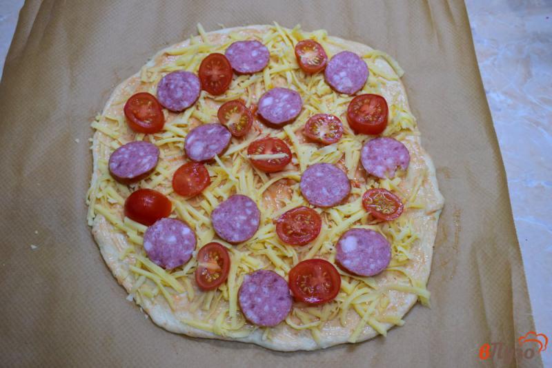Фото приготовление рецепта: Пицца с колбасой и помидорами черри на быстром тесте шаг №4