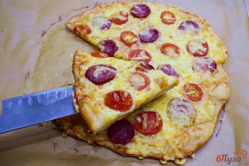 Фото приготовление рецепта: Пицца с колбасой и помидорами черри на быстром тесте шаг №7