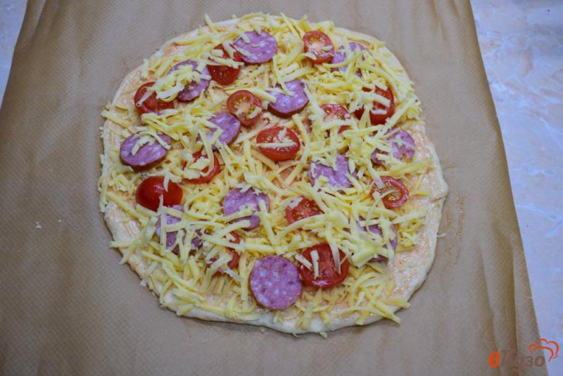 Фото приготовление рецепта: Пицца с колбасой и помидорами черри на быстром тесте шаг №5