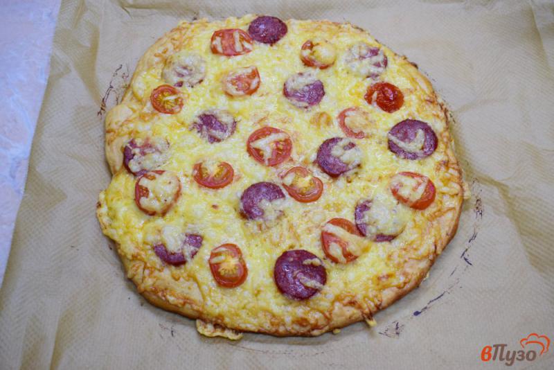 Фото приготовление рецепта: Пицца с колбасой и помидорами черри на быстром тесте шаг №6