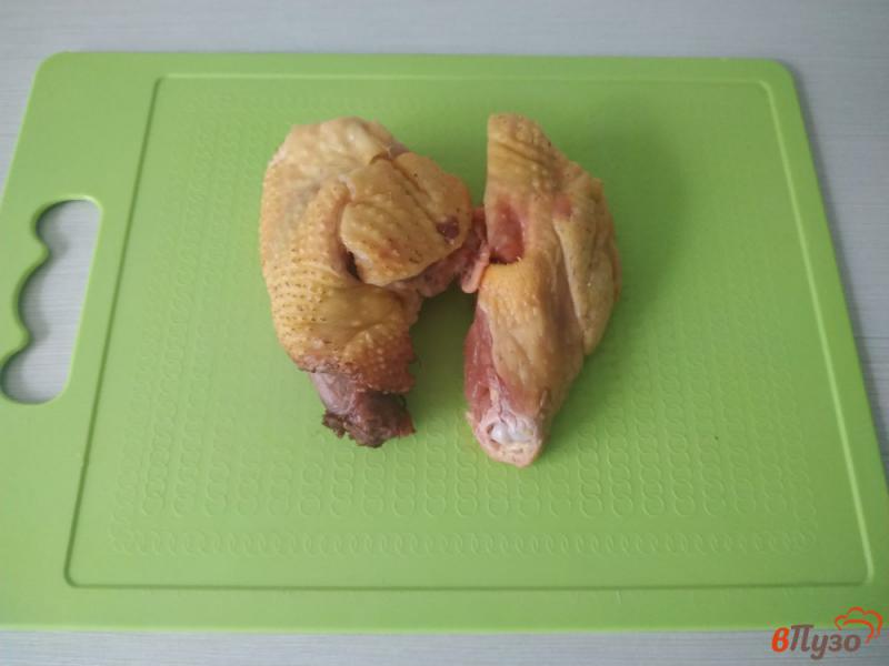 Фото приготовление рецепта: Бульон из домашней курицы с гренками шаг №1