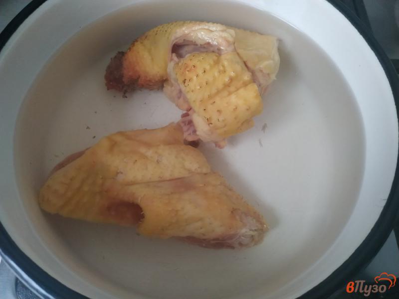 Фото приготовление рецепта: Бульон из домашней курицы с гренками шаг №2