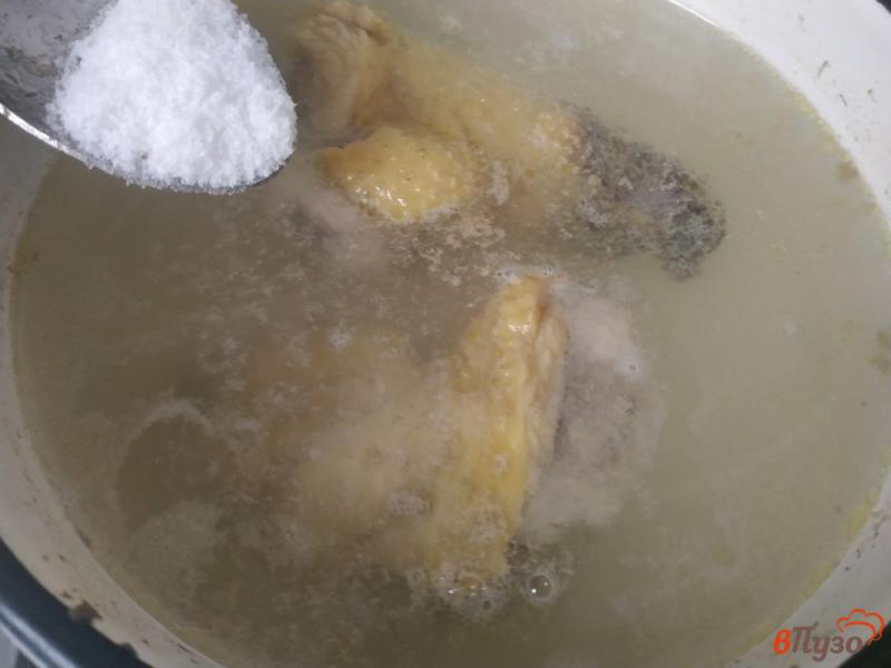 Фото приготовление рецепта: Бульон из домашней курицы с гренками шаг №3
