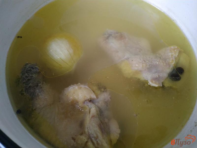 Фото приготовление рецепта: Бульон из домашней курицы с гренками шаг №9