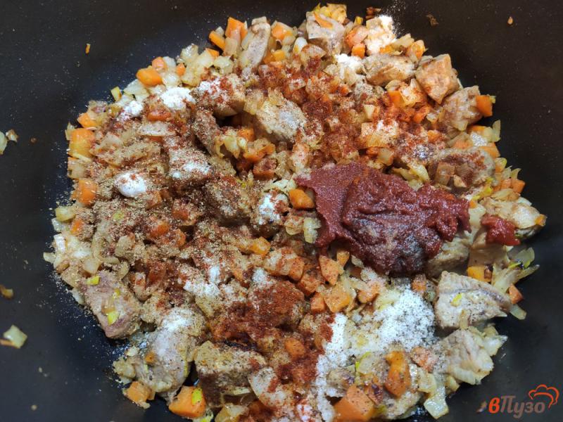 Фото приготовление рецепта: Рис со свининой и томатной пастой. шаг №4